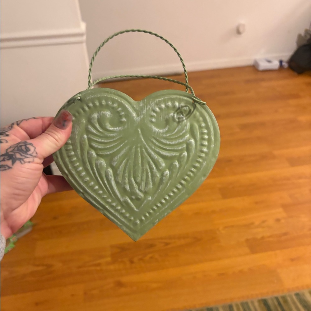 Green Heart-Shaped Metal Wall Decor